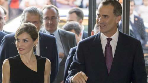 Less is more: Η άψογη εμφάνιση της βασίλισσας Λετίσια με το πιο λιτό μαύρο φόρεμα και ελάχιστα αξεσουάρ