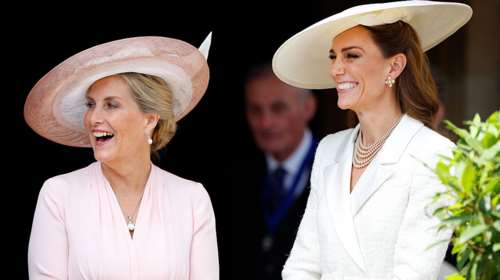 Η Κέιτ Μίντλετον σχολίασε outfit γαλαζοαίματης στη νέα επίσημη εμφάνισή της - Τι είπε ψιθυριστά