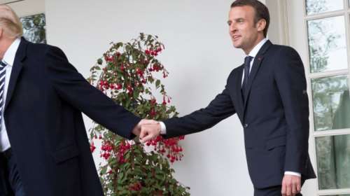 "Ντόναλντ, σε ικετεύω": Ο Τραμπ χλευάζει on camera τον Μακρόν για τα όσα του έλεγε για τους δασμούς [βίντεο]