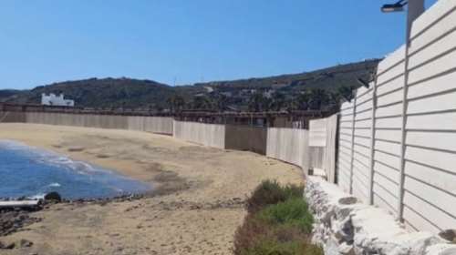 Μύκονος: Σάλος από τον φράχτη πάνω στην παραλία Πάνορμος - Το ρεπορτάζ, τα σχόλια και οι αντιδράσεις