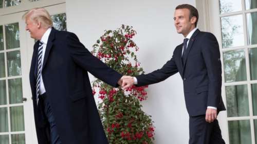 "Ντόναλντ, σε ικετεύω": Ο Τραμπ χλευάζει on camera τον Μακρόν για τα όσα του έλεγε για τους δασμούς [βίντεο]