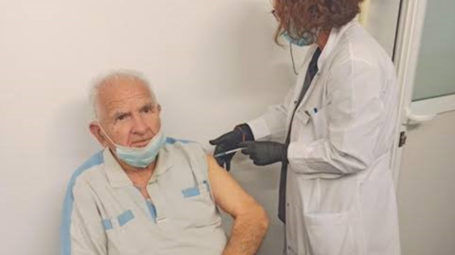 Ρόδος: Εμβολιάστηκε ο τελευταίος επιζών Δωδεκανήσιος Ιερολοχίτης