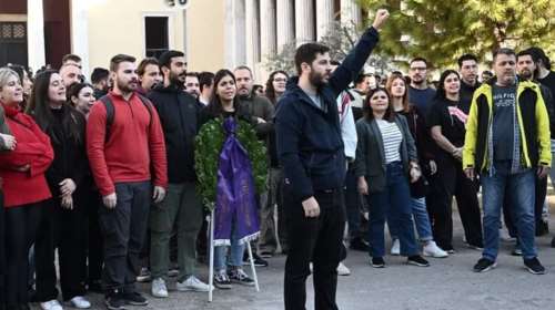 Χωρίς τον Κασσελάκη κατέθεσε στεφάνι στο Πολυτεχνείο η Νεολαία ΣΥΡΙΖΑ - Πρώτη φορά είπαν &quot;όχι&quot; σε πρόεδρο