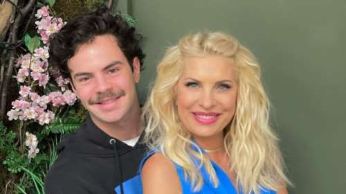 Άγγελος Λάτσιος: "Εισέβαλε" στο πλατό του Mega και πήρε αγκαλιά την Ελένη Μενεγάκη [Εικόνα]