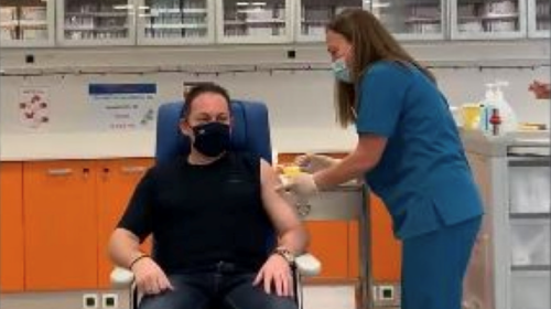 Εμβολιάστηκε και ο Πέτσας: Δεν είναι μόνο πράξη αυτοπροστασίας, είναι πράξη αλληλεγγύης και ανθρωπιάς