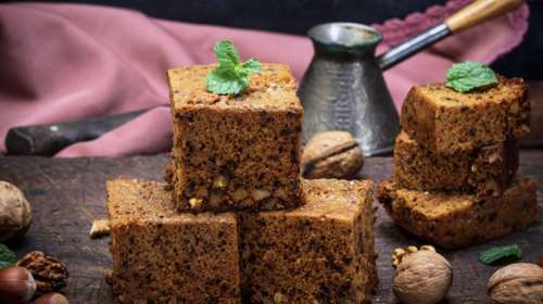 Συνταγή: Πανεύκολο και αφράτο κέικ με σταφίδες και καρύδια