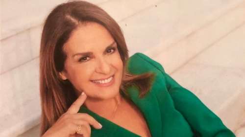 Η άβαφη Πέγκυ Σταθακοπούλου εντυπωσιάζει με μπικίνι στα 63 της [εικόνες]