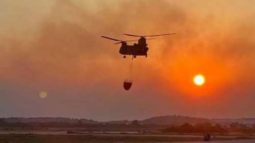 Φωτιά στα Δερβενοχώρια: Εντυπωσιακά πλάνα από τις προσπάθειες των Σινούκ [βίντεο]