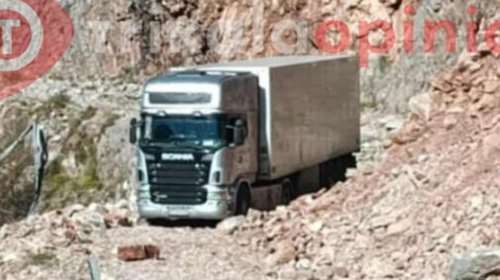 Νταλίκα στα Τρίκαλα εγκλωβίστηκε σε χωματόδρομο μετά από λάθος του GPS – Ολονύχτια περιπέτεια για τον οδηγό