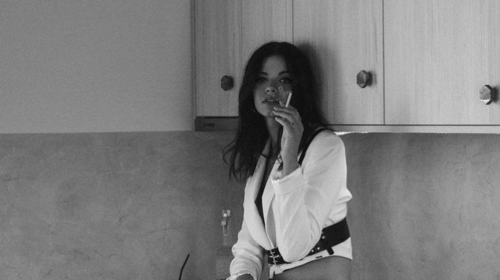 Tζένη Καζάκου: Η αισθησιακή φωτογραφία της στην κουζίνα του σπιτιού της