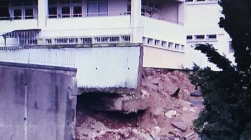 "Αιωρούμενο" σχολείο στην Άρτα: Υποχώρησε τοίχος από την έντονη βροχόπτωση [εικόνες]