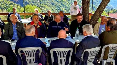 Κώστας Καραμανλής: Χαλαρός στα Άγραφα για πεζοπορία το Σαββατοκύριακο [Εικόνες]