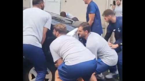 Παρίσι 2024: Τίποτα δεν σταματά την Εθνική πόλο των ανδρών - Μέχρι και αυτοκίνητο σήκωσαν με τα χέρια τους [Βίντεο]