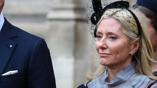 Το αντίο της Μαρί Σαντάλ στη βασίλισσα Ελισάβετ - Η ημέρα που είχε σκύψει για να την διορθώσει στον γάμο της