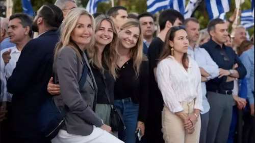 Μαρέβα Γκραμπόφσκι: Η τρυφερή φωτογραφία με τις κόρες της στην ομιλία του Κυριάκου Μητσοτάκη