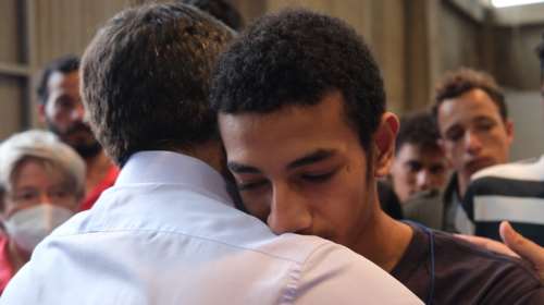 "Με τον άνθρωπο, χωρίς όρους": Η αγκαλιά Τσίπρα με 15χρονο που έχασε τον αδερφό του στο ναυάγιο της Πύλου