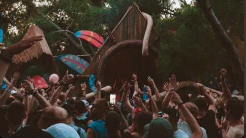 Στη δίνη των κορονοπάρτι και η Αλβανία: Χιλιάδες σε φεστιβάλ μουσικής χωρίς μάσκες ή αποστάσεις