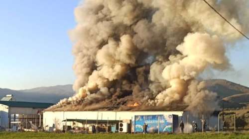 Συναγερμός στα Τρίκαλα: Μεγάλη φωτιά στο εργοστάσιο &quot;Υφαντής&quot; [Εικόνες]