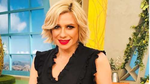 Κατερίνα Καραβάτου: Οι απίθανες φωτογραφίες στην Άνδρο ντυμένη ασορτί με την κόρη της Αέλια [Εικόνες]