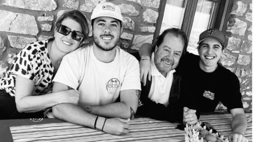 Μιχαήλ Άγγελος Βαρθακούρης: Η σπάνια φωτογραφία με τον αδελφό του Good Jοb Nicky με αφορμή τα γενέθλιά του