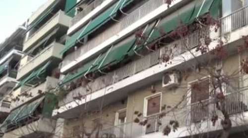 &quot;Ο γιος μου εμφάνισε ψυχική νόσο&quot; λέει η μητέρα που ξυλοκόπησε και περιέλουσε με πετρέλαιο ο 37χρονος στον Γκύζη