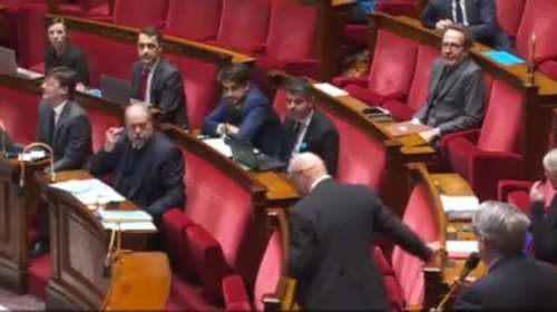 Σουρεάλ σκηνές στη Γαλλική Βουλή: Ο υπουργός Δικαιοσύνης κάνει άσεμνες χειρονομίες και η συνεδρίαση διαλύεται
