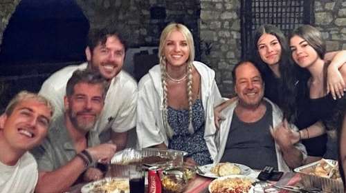 Χάρης Βαρθακούρης: Οικογενειακές στιγμές στην Πάρο με τον Γιάννη Πάριο και τα παιδιά του