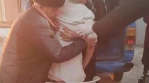 Ξάνθη: Ασθενής με εγκεφαλικό μεταφέρθηκε σε πλαστική καρέκλα με φορτηγάκι - Δεν υπήρχε ασθενοφόρο [βίντεο]