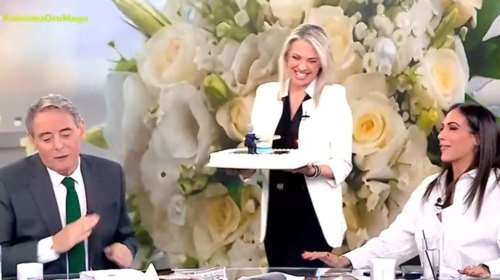 Ιορδάνης Χασαπόπουλος: Η σύζυγός του μπήκε στο πλατό με τούρτα έκπληξη για τα γενέθλιά του -  "Δεν μπορώ να το διαχειριστώ"