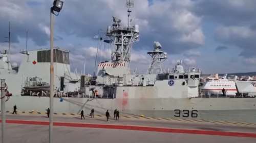 Μέλη του ΚΚΕ και της ΚΝΕ πέταξαν κόκκινη μπογιά σε πλοίο του ΝΑΤΟ στον Πειραιά [εικόνες, βίντεο]