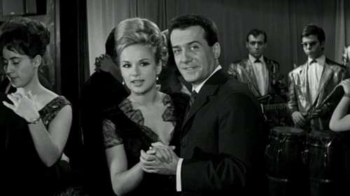 Η 53χρονη Αλίκη Βουγιουκλάκη μελαχρινή μαζί με τον Αλέκο Αλεξανδράκη