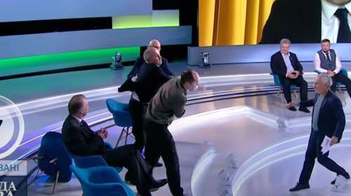 Ουκρανία: Άγριος καβγάς με μπουνιές στην τηλεόραση για τον Πούτιν - Δημοσιογράφος χτύπησε φιλορώσο πολιτικό [Βίντεο]