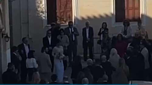 Παντρεύτηκαν στην Πλάκα η Δήμητρα Ματσούκα και ο Πέτρος Κόκκαλης: Το ρομαντικό μακρυμάνικο νυφικό