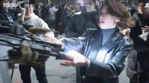 Νότια Κορέα: Viral η 35χρονη πρώην δημοσιογράφος και πολιτικός που αφόπλισε πάνοπλο στρατιώτη την ώρα του πραξικοπήματος