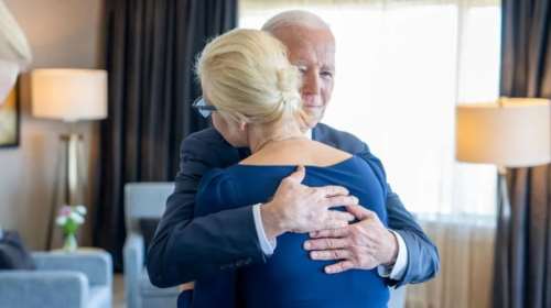 Ναβάλνι: Η ζεστή αγκαλιά του Μπάιντεν στη γυναίκα του και την κόρη του - Τις συνάντησε στο Σαν Φρανσίσκο