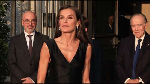 Λαμπερή με H&amp;M κοκτέιλ φόρεμα η βασίλισσα Λετίσια: Η εμφάνιση στο θέατρο και τα αξεσουάρ που απογείωσαν το look της