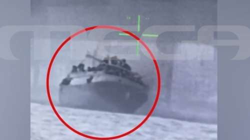 Ναυάγιο στην Πύλο: Η στιγμή που το πλοίο-θάνατος παίρνει επικίνδυνη κλίση, οι άνθρωποι σχεδόν ακουμπούν την θάλασσα [Βίντεο]