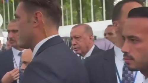 Ερντογάν όπως... Μακρόν: Ο Τούρκος πρόεδρος κόλλησε και αυτός στην κίνηση και αναγκάστηκε να συνεχίσει με τα πόδια