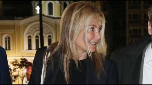 Μαρέβα Γκραμπόφσκι-Μητσοτάκη: Casual στο θέατρο, με στενό τζιν, δερμάτινες γαλότσες και υφασμάτινη τσάντα