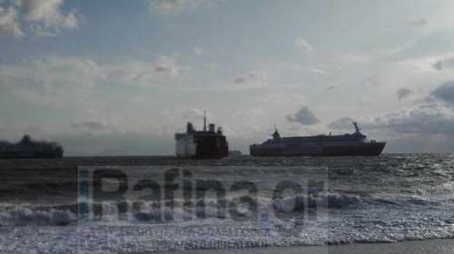 Πρωτοφανές: Τρία πλοία έμπλεξαν τις άγκυρές τους στη Ραφήνα - Ακινητοποιημένα τα επιβατικά, γεμάτα κόσμο [Εικόνες - Βίντεο]