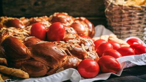 Αυτό το πασχαλινό τσουρέκι είναι το πιο νόστιμο, αφράτο και μαστιχωτό