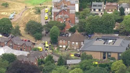 Συναγερμός στο νότιο Λονδίνο: Αυτοκίνητο έπεσε σε δημοτικό σχολείο - Επτά παιδιά και δύο ενήλικες οι τραυματίες