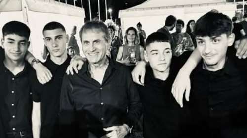 Μουσικoί του δρόμου οι 16χρονοι που τραγούδησαν Μίκη στο κατάμεστο Καλλιμάρμαρο - Τους έδωσε την ευκαιρία ο Νταλάρας