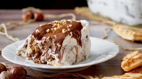 Πανεύκολο γλυκό ψυγείου με σφολιατίνια και πραλίνα - Μόνο με 3 υλικά, χωρίς ψήσιμο