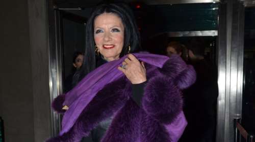 Ζωζώ Σαπουντζάκη: Με look κομψής Γαλλίδας στην παγωμένη πόλη - Το ογκώδες πανωφόρι που συνδύασε με μπερέ και καμπάνα