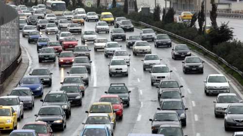 Στο &quot;κόκκινο&#39; οι δρόμοι: Μεγάλες καθυστερήσεις στον Κηφισό λόγω τροχαίου - Προβλήματα στην Αττική Οδό