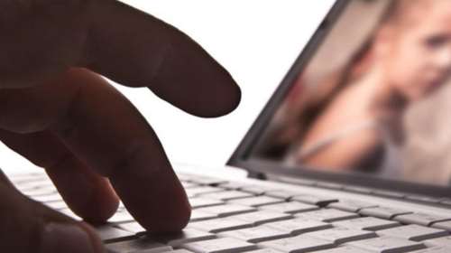 Επιχείρηση &quot;ΤΑΛΩΣ&quot;: Δίωξη σε πέντε άτομα για παιδική πορνογραφία - Βρήκαν υλικό με σεξουαλική κακοποίηση νηπίων