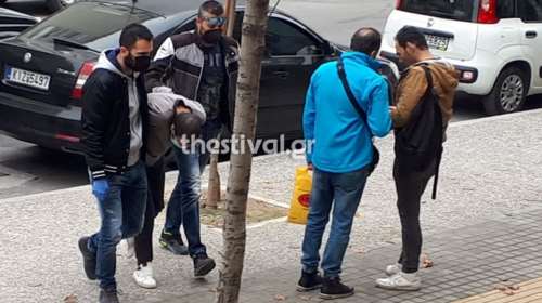 Στον ανακριτή με σκυμμένο κεφάλι ο 27χρονος κατηγορούμενος για τη δολοφονία του ψιλικατζή στην Τούμπα [εικόνες - βίντεο]