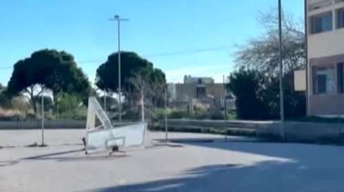 Ρόδος: &quot;Απλά έβλεπε τους συμμαθητές του που παίζανε&quot; - Συγκλονίζει ο πατέρας του 16χρονου που καταπλάκωσε μπασκέτα σε σχολείο