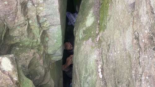 Αυστραλία: Της έπεσε το κινητό σε μια ρωγμή βράχων - Έμεινε σφηνωμένη με τα πόδια στον αέρα, επί επτά ώρες για να το πιάσει